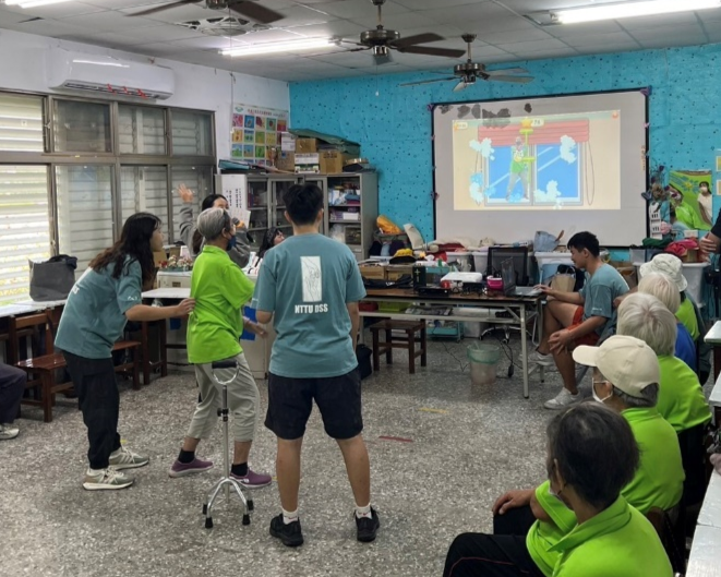 學生們在執行活動時，遇到行動不便的長者，學生會主動在左右兩側，以便指導與保護，讓長者投入於活動中。