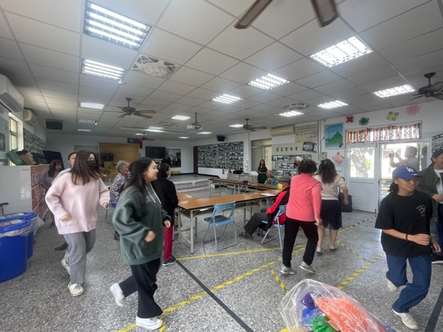 學生帶領老人家聽音樂做傳球活動
