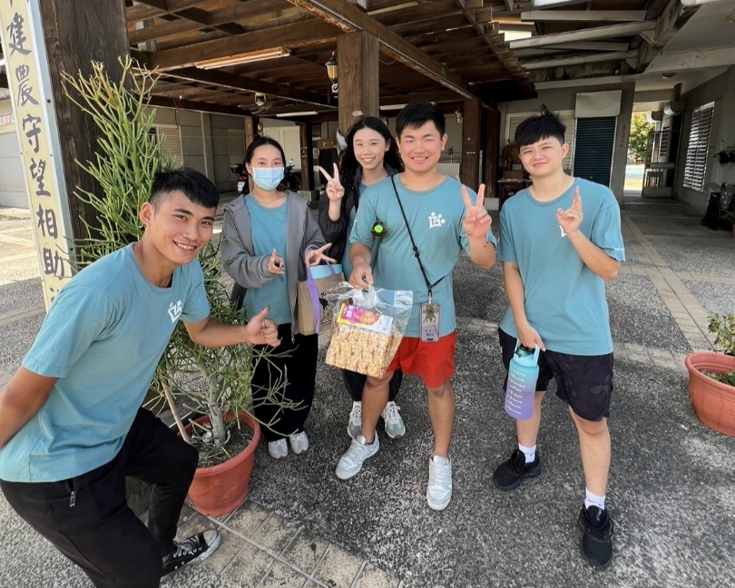 每次活動前，學生們會特別準備小禮物或小甜品，在活動中途休息或結束之後，發給長者們，建立彼此的情感橋梁 