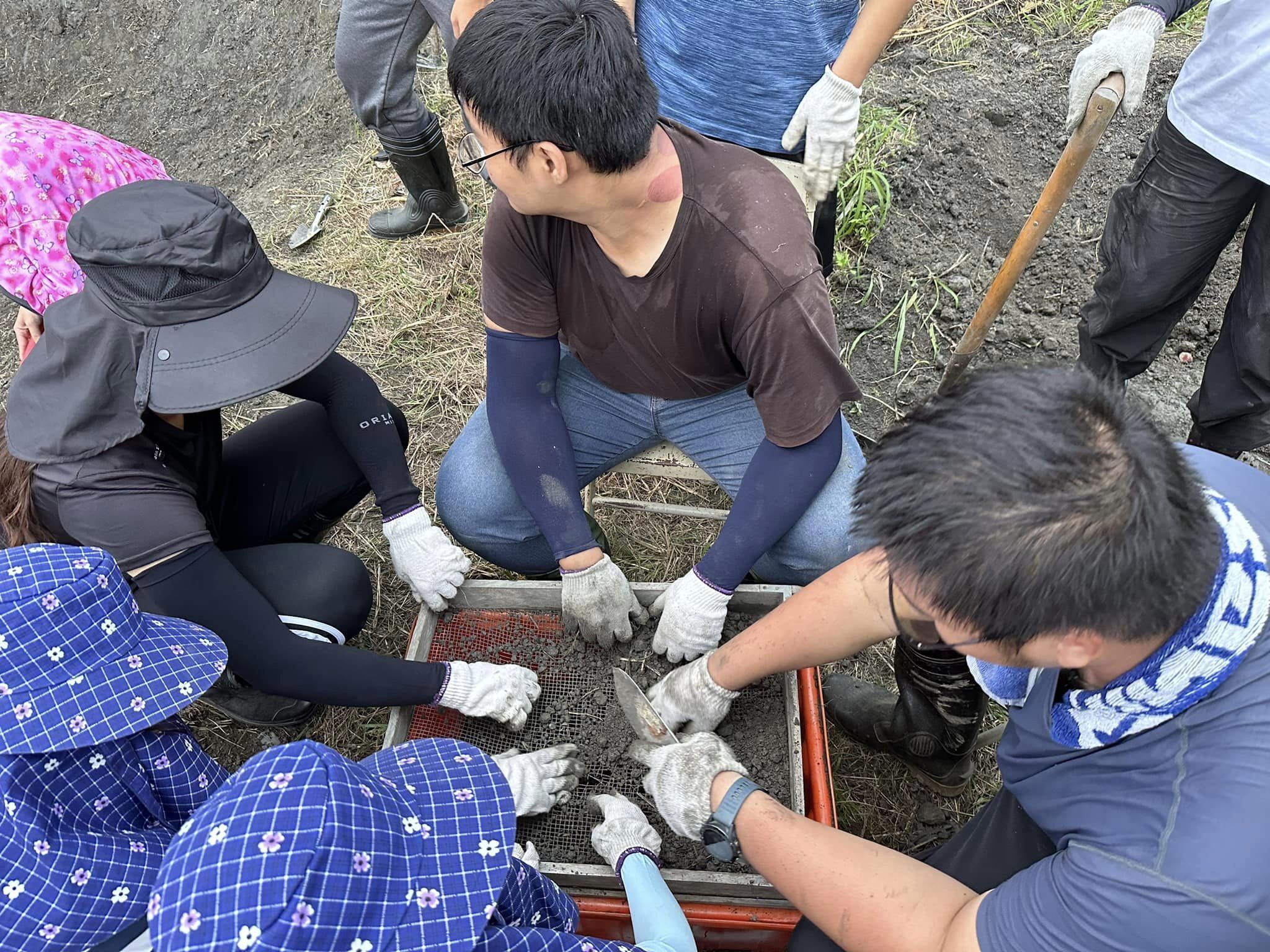 蓄水實驗-挖黏土、篩土