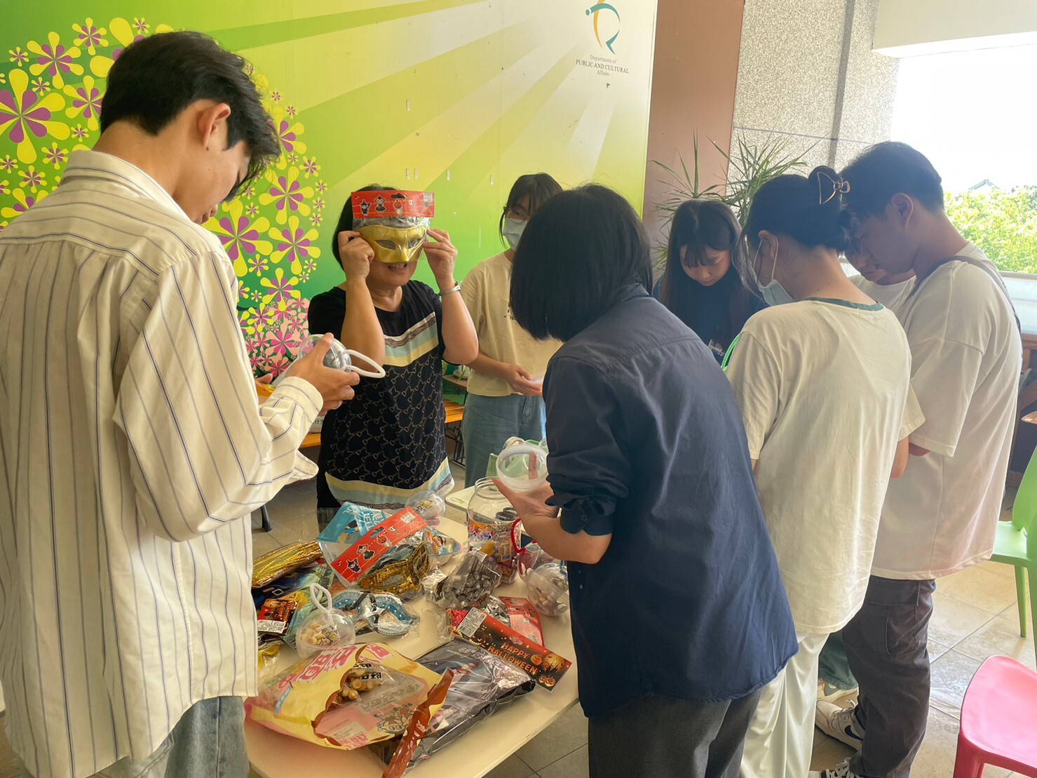 東大學生與書屋老師共同進行萬聖節活動籌備會議