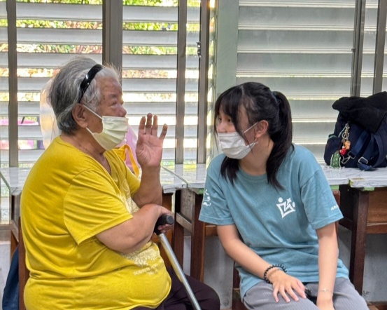 同學與長者課間互動聊天