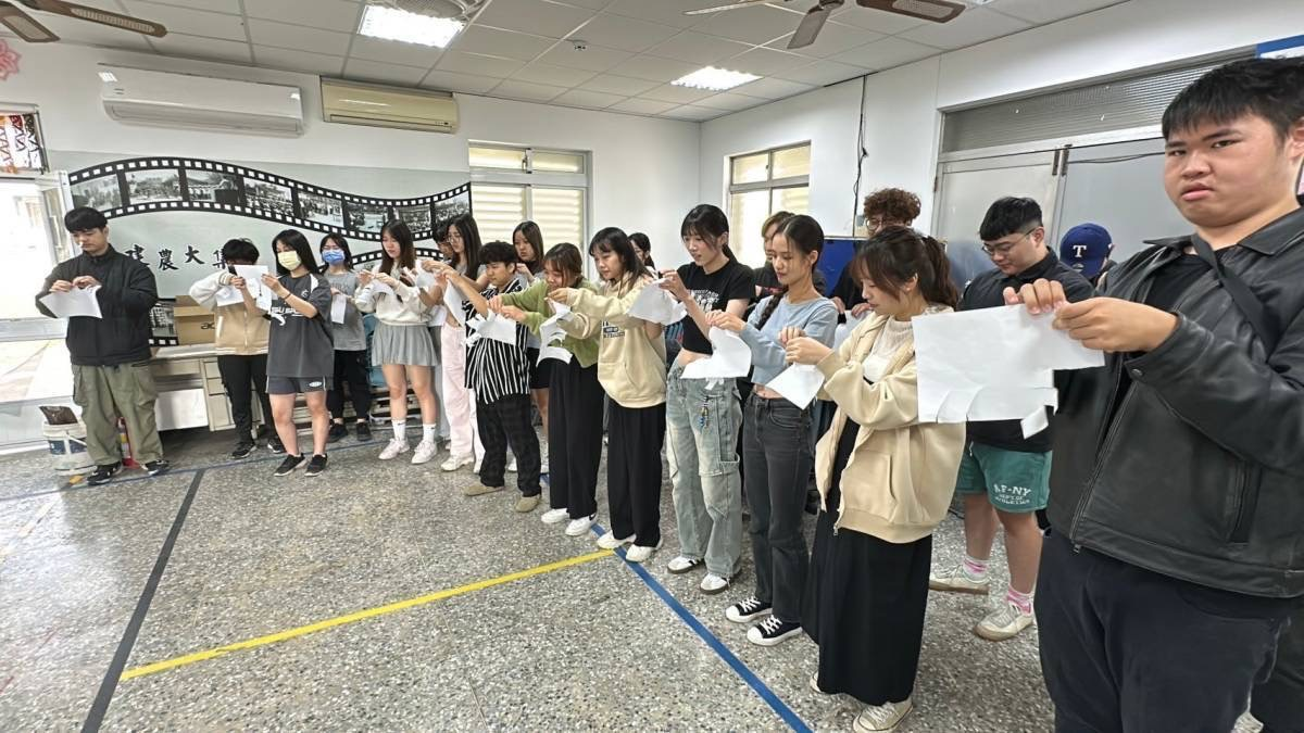 學生們帶領老人家拍手與傳拍子活動