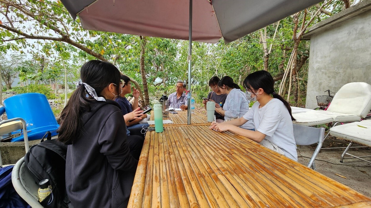 陪伴學生與「南島之窗香草園」負責人共同討論該機構的產品與遊程如何精進。