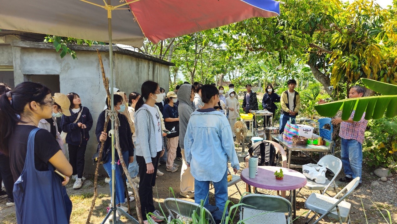 小組學生帶同學參訪「南島之窗香草園」,藉此促進學生之間、以及學生與在地協力者之間的互動,進而產生具體的案例,提供未來社區發展規劃的反思。