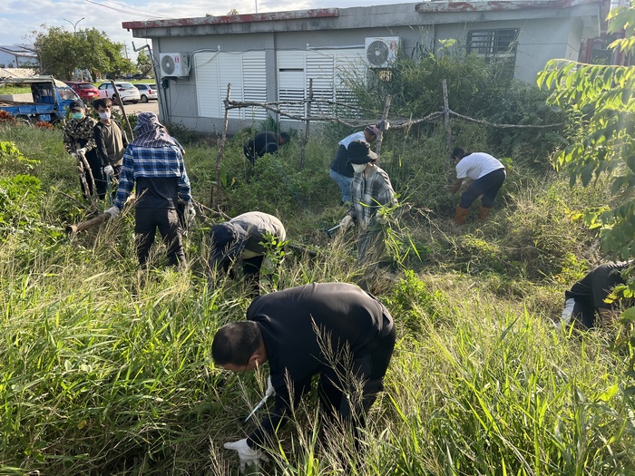 學生們除草中