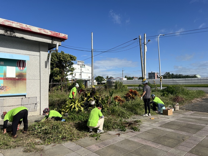 長輩們在復健菜園