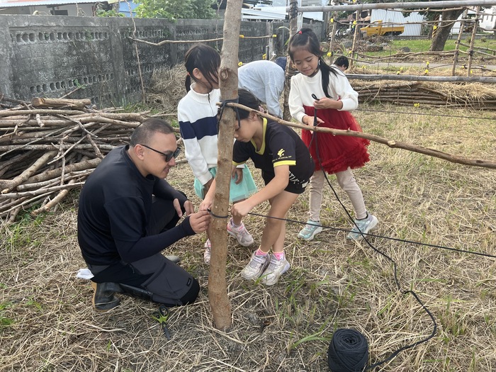 與小朋友共同綁樹