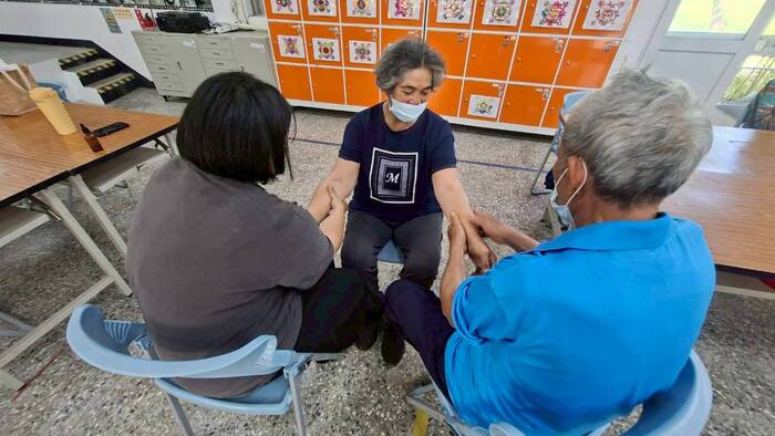 學生與長輩們互相按摩
