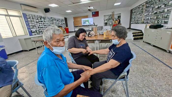 學生與長輩們互相按摩