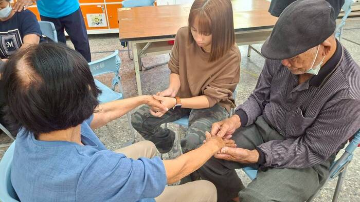 學生與長輩們互相拉按摩