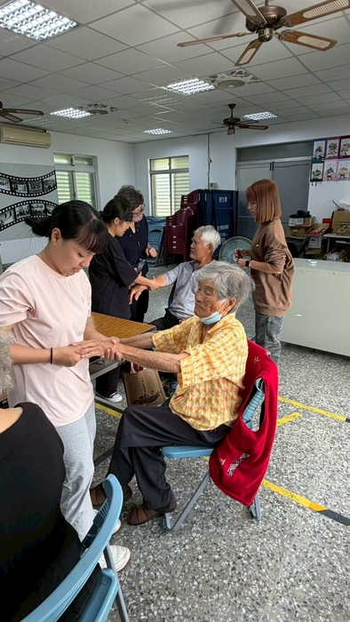 學生與長輩們互相按摩