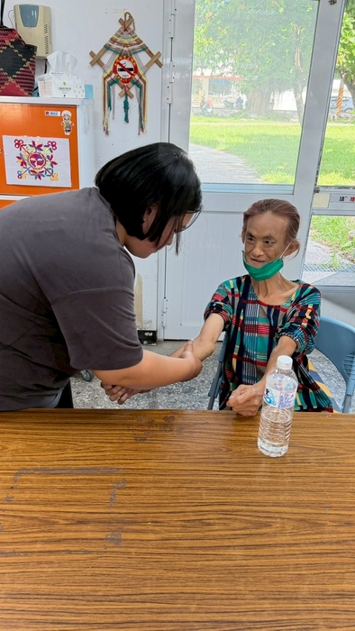 學生協助長輩按摩