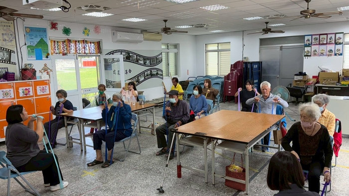 學生們講解動作