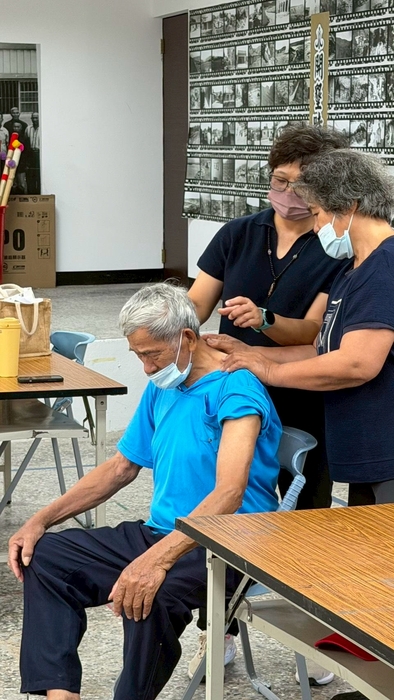 老師教導長輩們按摩