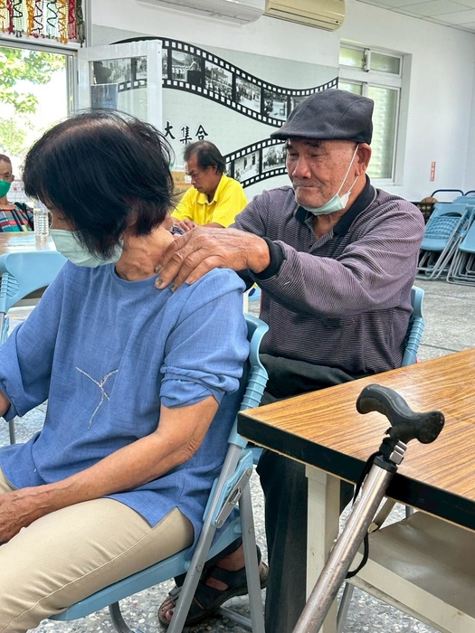 長輩們互相按摩
