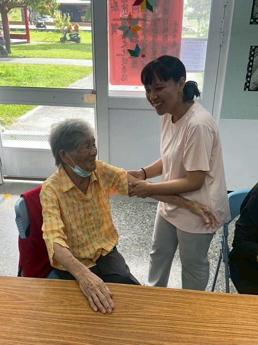 長輩與學生一同笑哈哈