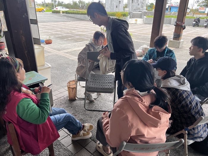 課程小組分學生前往建農社區關懷據點與督導討論未來合作方向，共計4張活動照片。