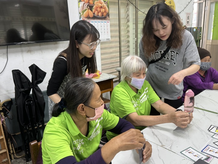 學生指導長輩們執行活動