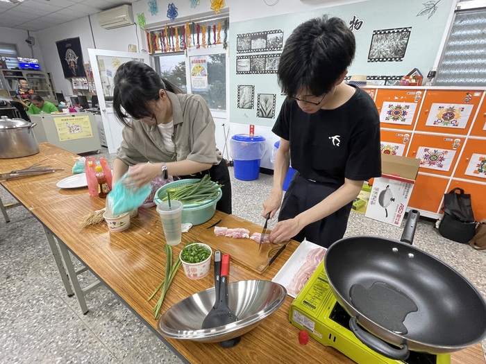 活動開始，同學們正在為今天的兩道菜:雲南生肉和蔥油餅備料，使用的蔥是計畫農地新鮮現採的三星蔥