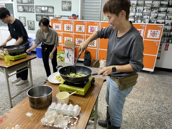 在看同學們製作的同時，也準備了計畫農地新鮮的九層塔，製作成九層塔讓來參與的社區好厝邊們墊肚子