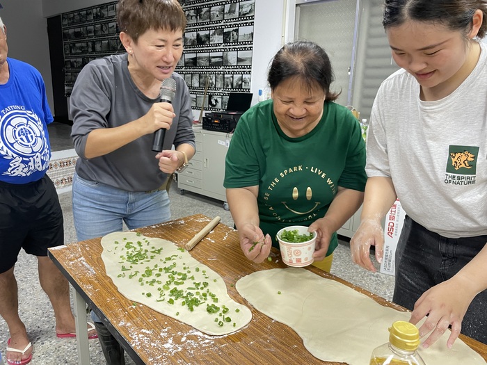 擅長製作蔥油餅的社區大姊孔奶奶，現場加入蔥油餅組一起製作