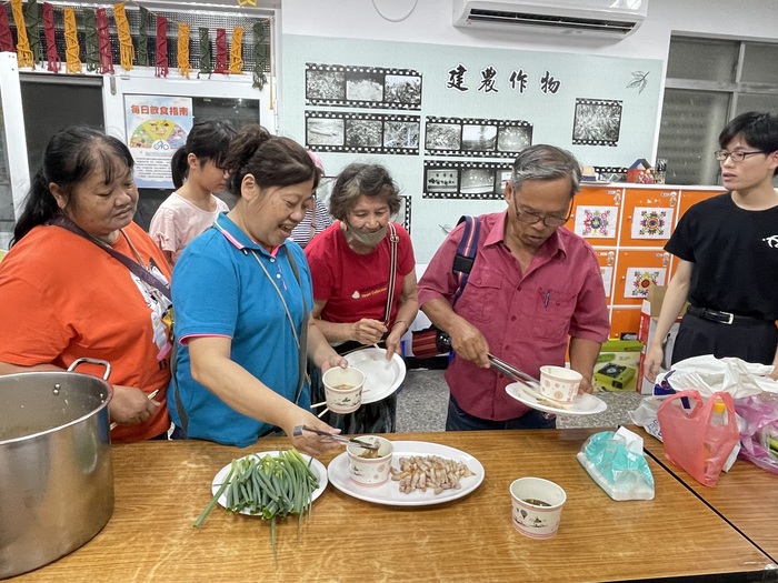 社區居民和師生們一起享用今晚的建農社香味