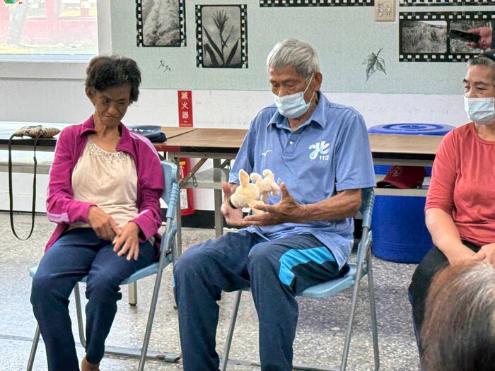7/23 長輩與娃娃互動圖片