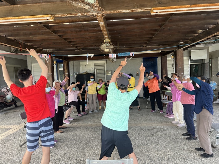 06/18 舉起雙手伸展身體