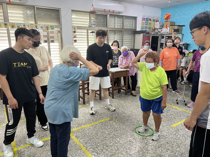 05/21 長輩們遊戲互拋球