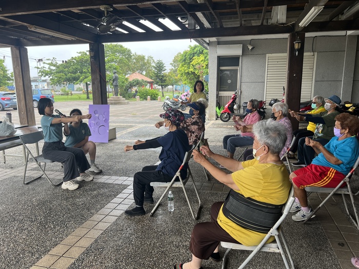 06/04 學生帶領長輩們伸展