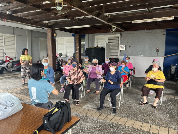 06/04 學生帶領長輩們伸展